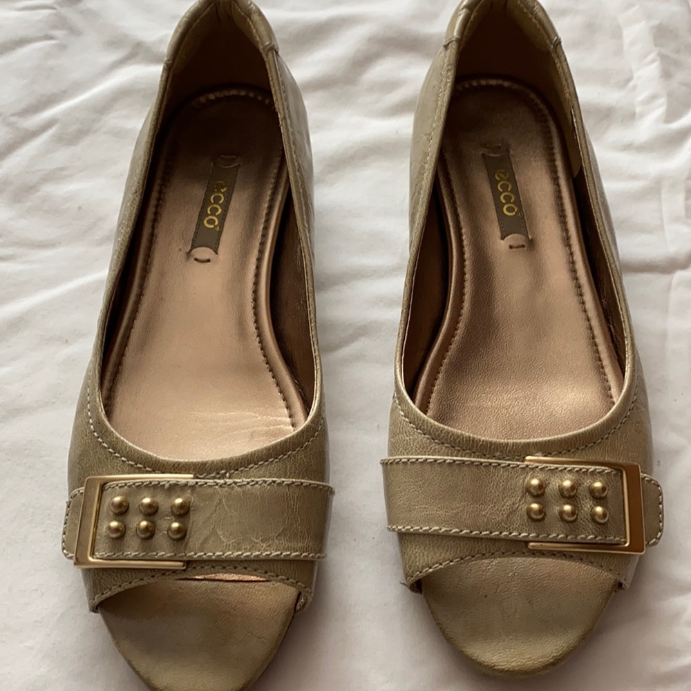 Open toe shoes